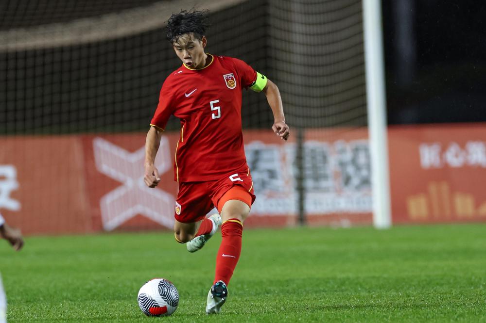 前锋关键射门锁定胜局