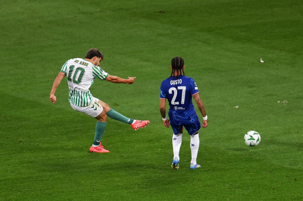 在安菲尔德送出助攻：埃基蒂克本场数据／集锦